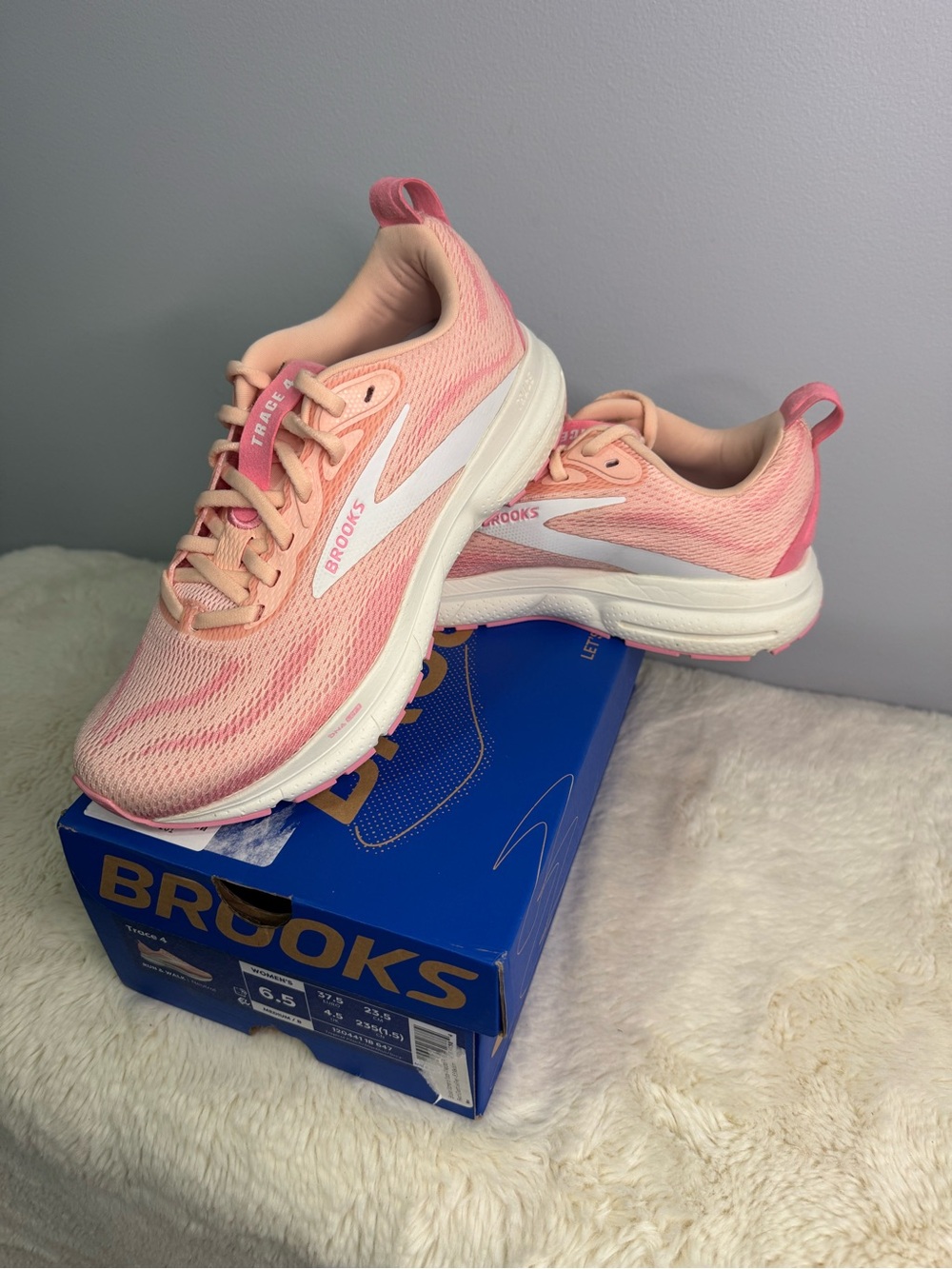 Lightly Used 🏃🏼‍♀️Brooks Peach-Pink Women's Running Shoes